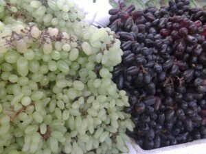 Black vs Green Grapes